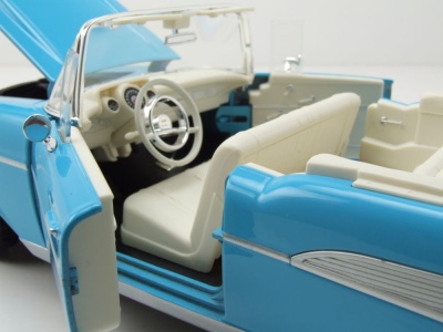 Chevrolet Bel Air Convertible 1957 hellblau Modellauto 1:18 Maisto