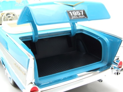 Chevrolet Bel Air Convertible 1957 hellblau Modellauto 1:18 Maisto