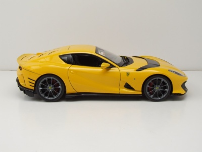 Ferrari 812 Competizione 2021 gelb Modellauto 1:18 Bburago