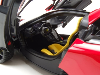 Ferrari F80 2024 rot schwarze Felgen Modellauto 1:18 Bburago Signature
