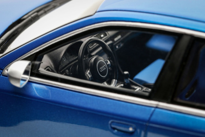 Audi RS4 B7 2007 blau Modellauto 1:18 Ottomobile