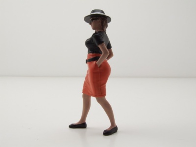 Figur Hanging Out 3 #6 Frau orangener Rock für 1:18 Modelle American Diorama