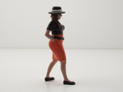 Figur Hanging Out 3 #6 Frau orangener Rock für 1:18 Modelle American Diorama