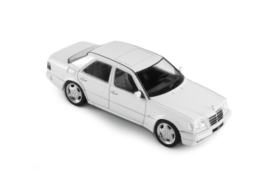 Mercedes E60 AMG W124 1994 weiß Modellauto 1:43 Solido