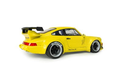 Porsche 911 964 RWB Body Kit RAUH-Welt Natalie 2023 gelb Modellauto 1:18 Solido