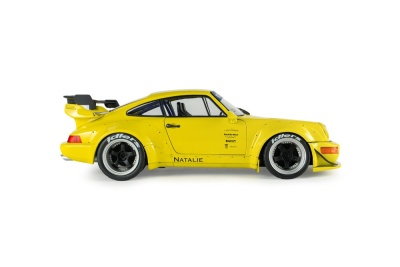 Porsche 911 964 RWB Body Kit RAUH-Welt Natalie 2023 gelb Modellauto 1:18 Solido