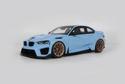 BMW M2 Khyzyl Saleem 2025 hellblau Modellauto 1:18 GT Spirit