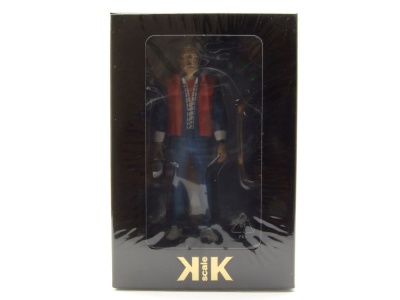 Figur Marty mit Skateboard für 1:18 Modelle KK Scale