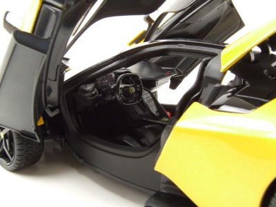 Ferrari F80 2024 gelb metallic schwarze Felgen Modellauto 1:18 Bburago