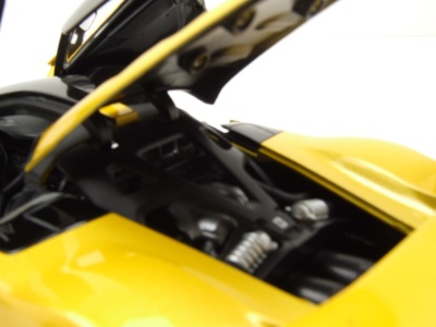 Ferrari F80 2024 gelb metallic schwarze Felgen Modellauto 1:18 Bburago