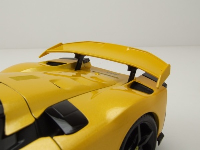 Ferrari F80 2024 gelb metallic schwarze Felgen Modellauto 1:18 Bburago