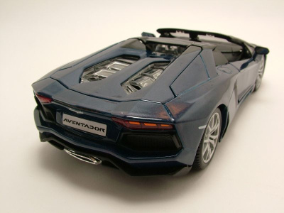 Lamborghini Aventador LP700-4 Roadster blau metallic Modellauto 1:24 Maisto
