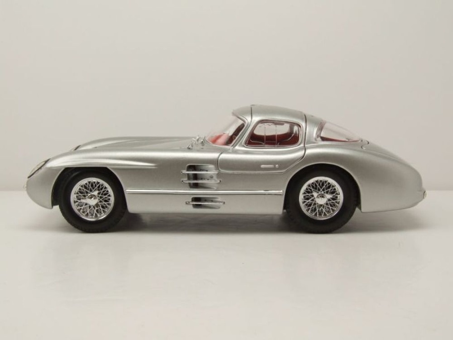 Maisto Mercedes 300SLR Coupé Uhlenhaut, Modellauto mit Federung, Maßstab 1:18, Türen und Motorhaube beweglich, Fertigmodell, lenkbar, 24 cm, silber ( 536898 Maisto Mercedes 300SLR Coupé Uhlenhaut, Modellauto mit Federung, Maßstab 1:18, Türen und Motorhaube beweglich, Fertigmodell, lenkbar, 24 cm, silber ( 536898