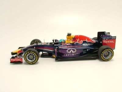 Infiniti Renault Red Bull Racing RB10 2014 Sebastian Vettel Modellauto 1:18 Minichamps