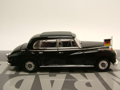 Mercedes 300 b (W186 III) "Konrad Adenauer" 1955 schwarz Modellauto 1:43 Minichamps
