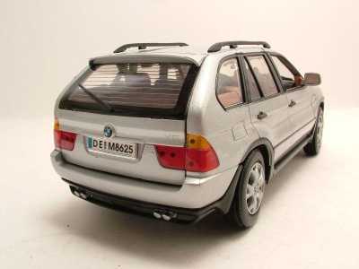 BMW X5 (E53) 2001 silber Modellauto 1:18 Motormax