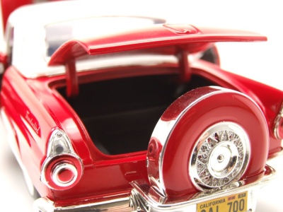 Ford Thunderbird Hardtop 1956 rot weiß Modellauto 1:18 Motormax