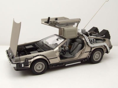 DeLorean Back to the Future Zurück in die Zukunft Teil 1 Modellauto 1:18 Sun Star