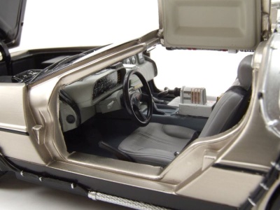 DeLorean Back to the Future Zurück in die Zukunft Teil 3 Modellauto 1:18 Sun Star